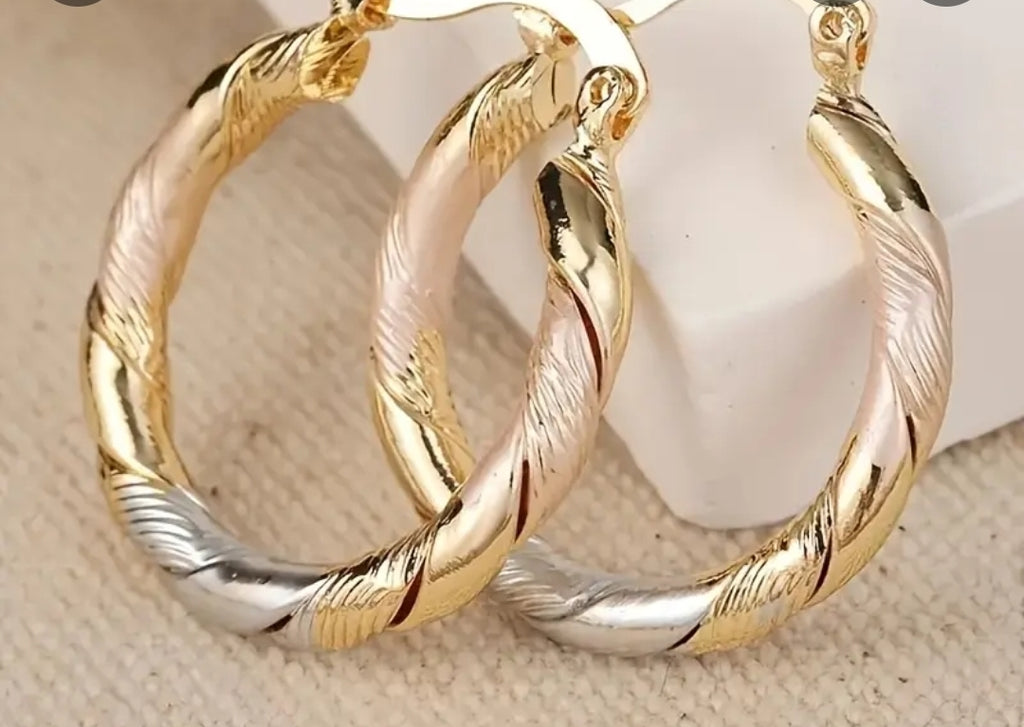 Twisted Radiance : Boucles d'oreilles crochetées de luxe en acier inoxydable